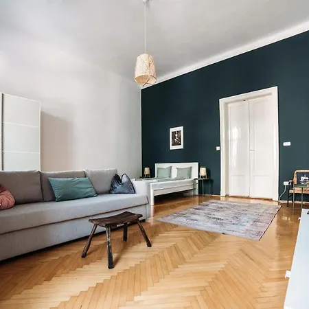 Spacious Near Liget Appartement *