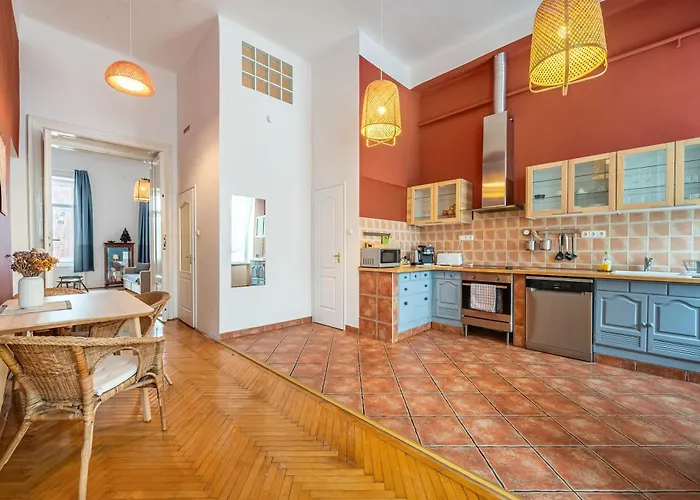 Spacious Near Liget Apartman