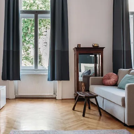 Spacious Near Liget Apartament *